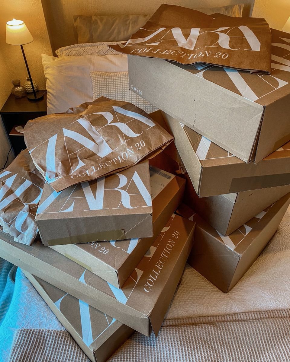 Outlet-Ware in versandfertigen Boxen